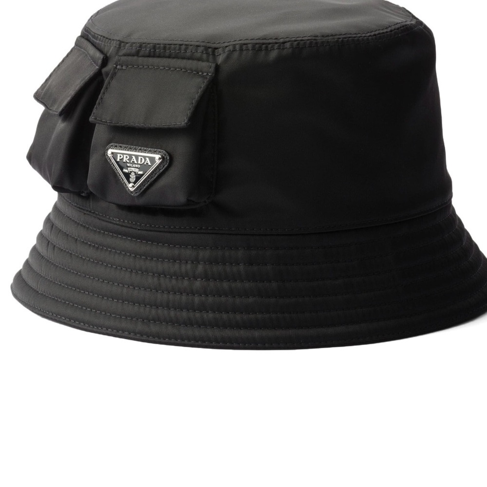 Highlights
• black
• recycled polyamide, cotton
• textured finish
• flat crown